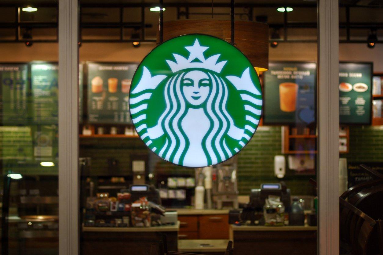 Starbucks planeja eliminar mais de mil funções corporativas
