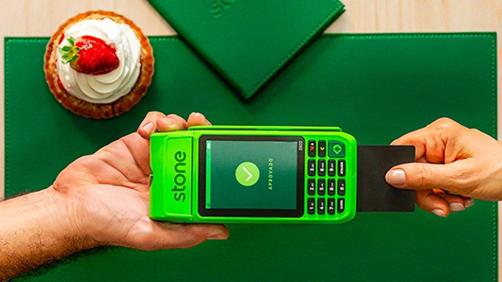 Marcas de maquininha de cartão processam presidente da Febraban; entenda