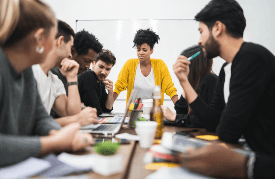 Como conduzir conversas difíceis no trabalho de forma empática e produtiva