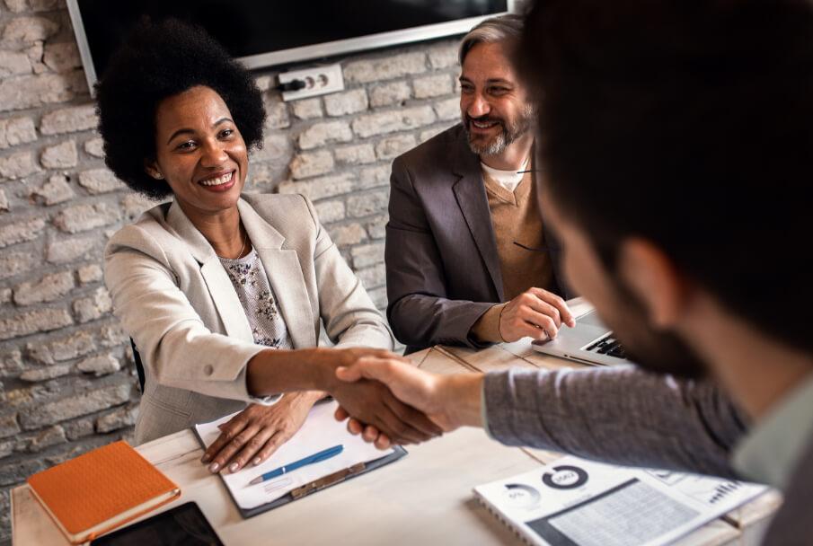 Você negocia com o recrutador na seleção de emprego? Deveria, sugere estudo