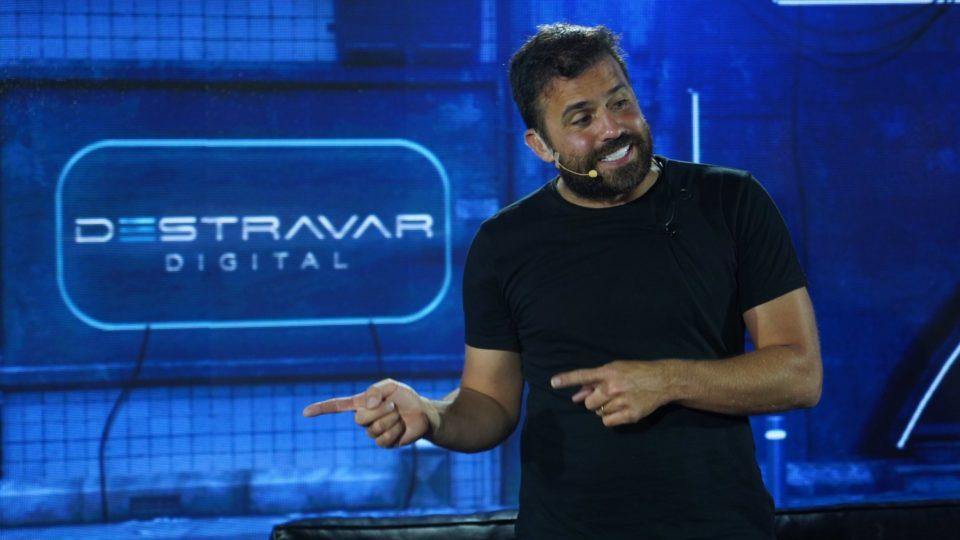 Pablo Marçal: livro “O destravar da Inteligência Emocional” promete ensinar como “hackear cérebro”