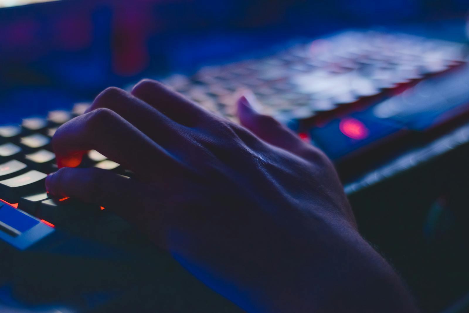 Como esta fundadora de startup conseguiu que a Microsoft derrubasse vídeos explícitos falsos com a sua imagem
