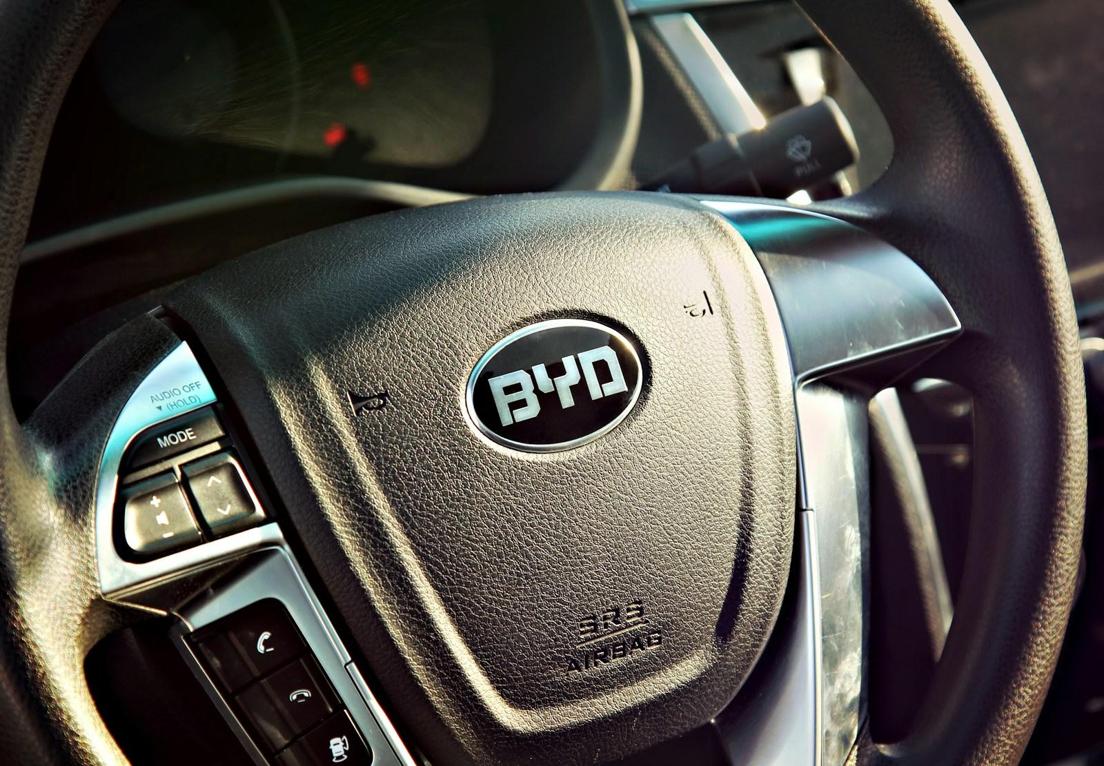 BYD supera Tesla em receita e avança com carros híbridos e tecnologia de ponta