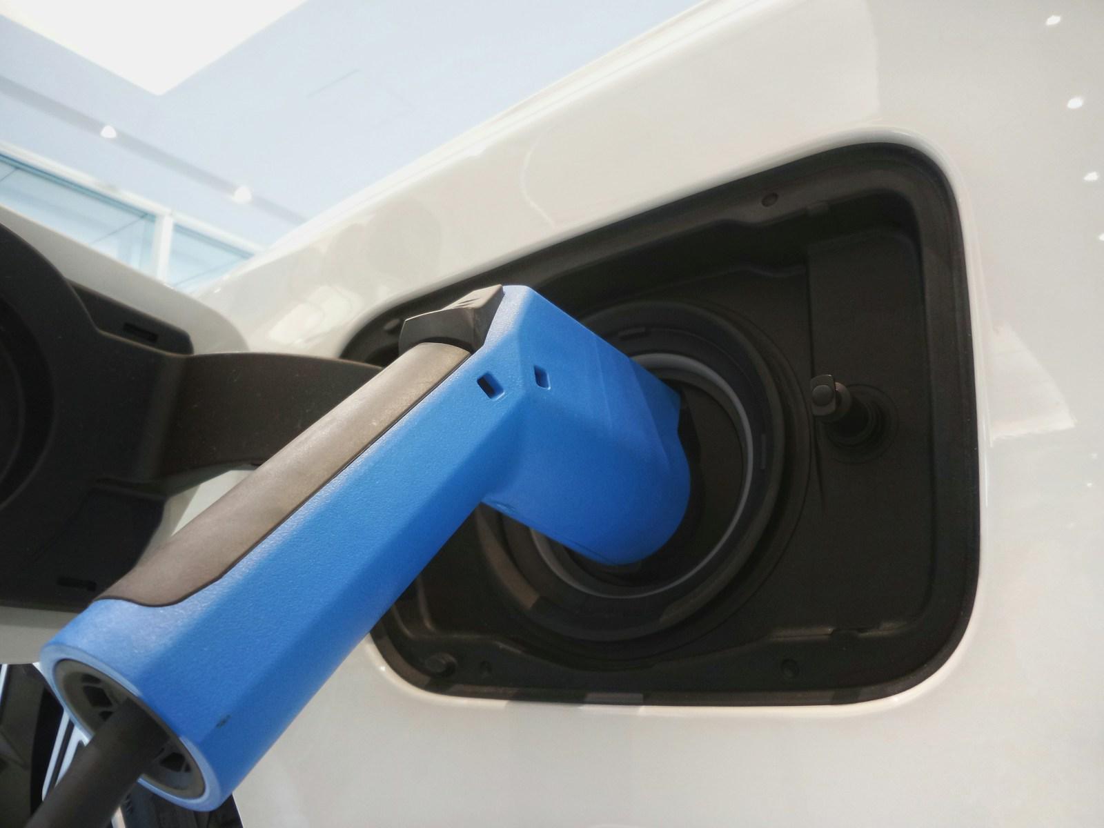 Reino Unido flexibiliza metas para carros elétricos diante de tarifas dos EUA