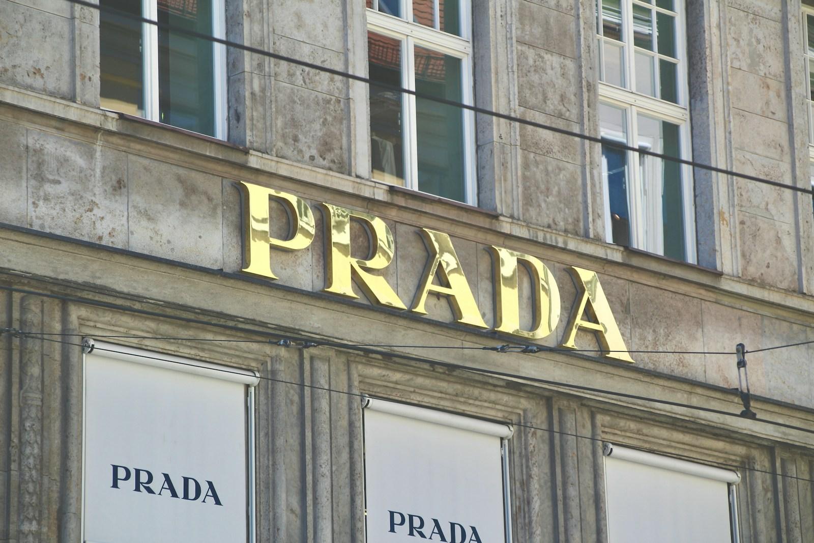 Prada compra Versace por US$ 1,38 bilhão e fortalece posição da moda italiana no mercado global