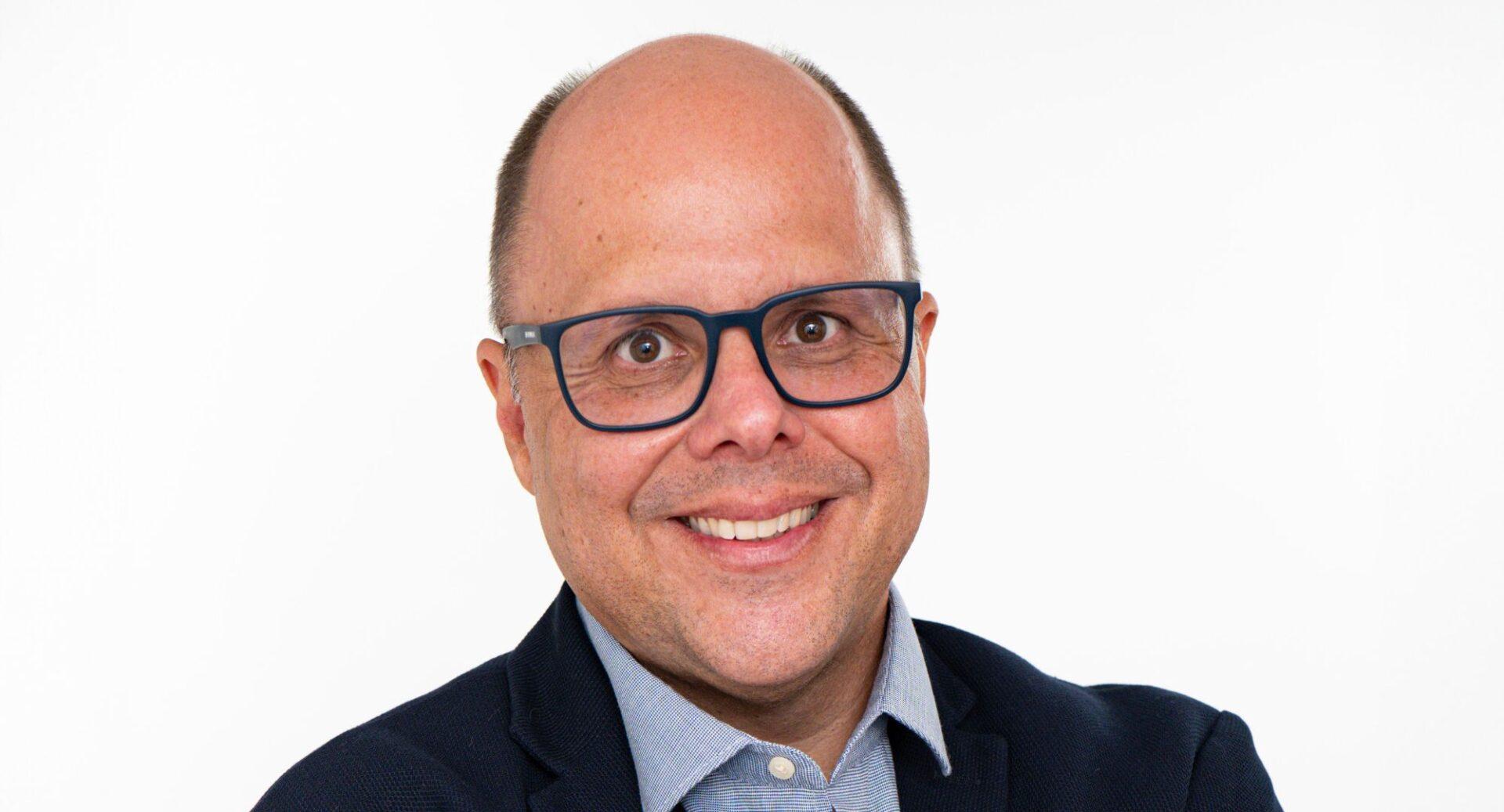 André Cruz consolida liderança no empreendedorismo digital com obra crítica ao sistema das grandes plataformas