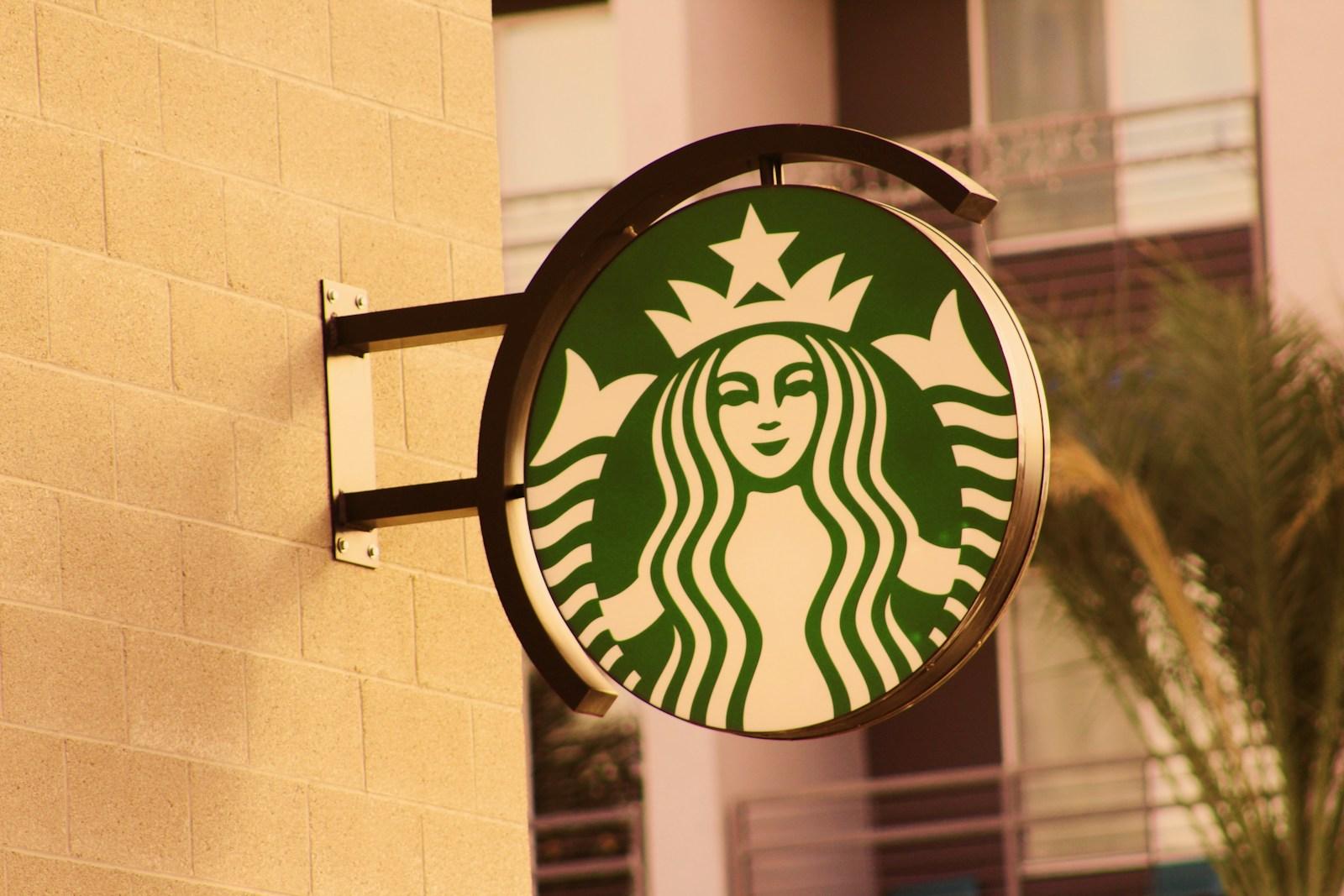 Starbucks reforça trabalho presencial — mas e o CEO?