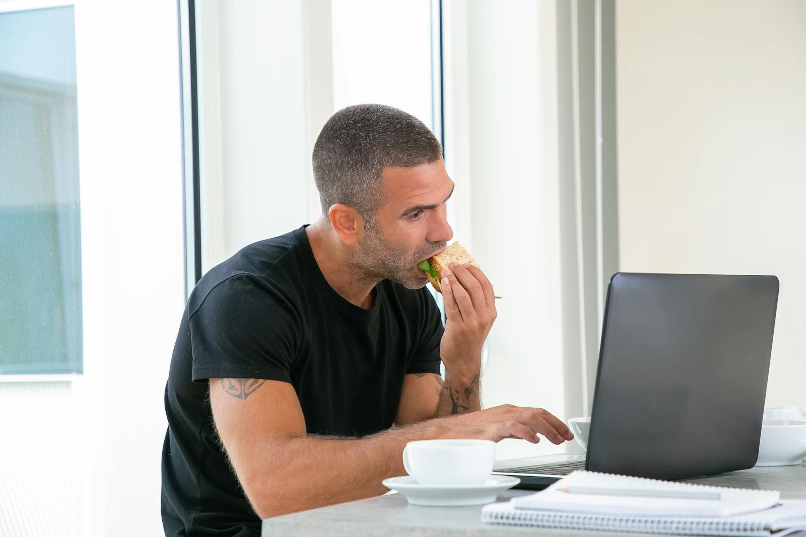 O almoço solitário e o preço oculto para a saúde mental no trabalho