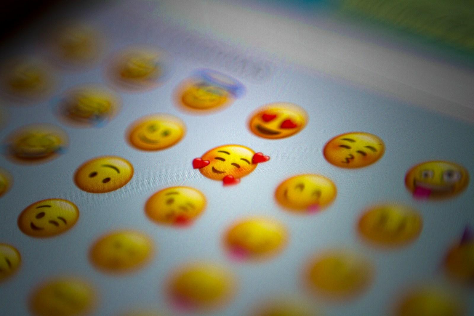 Emojis no trabalho: Gen Z muda o tom — e força empresas a repensar a etiqueta digital