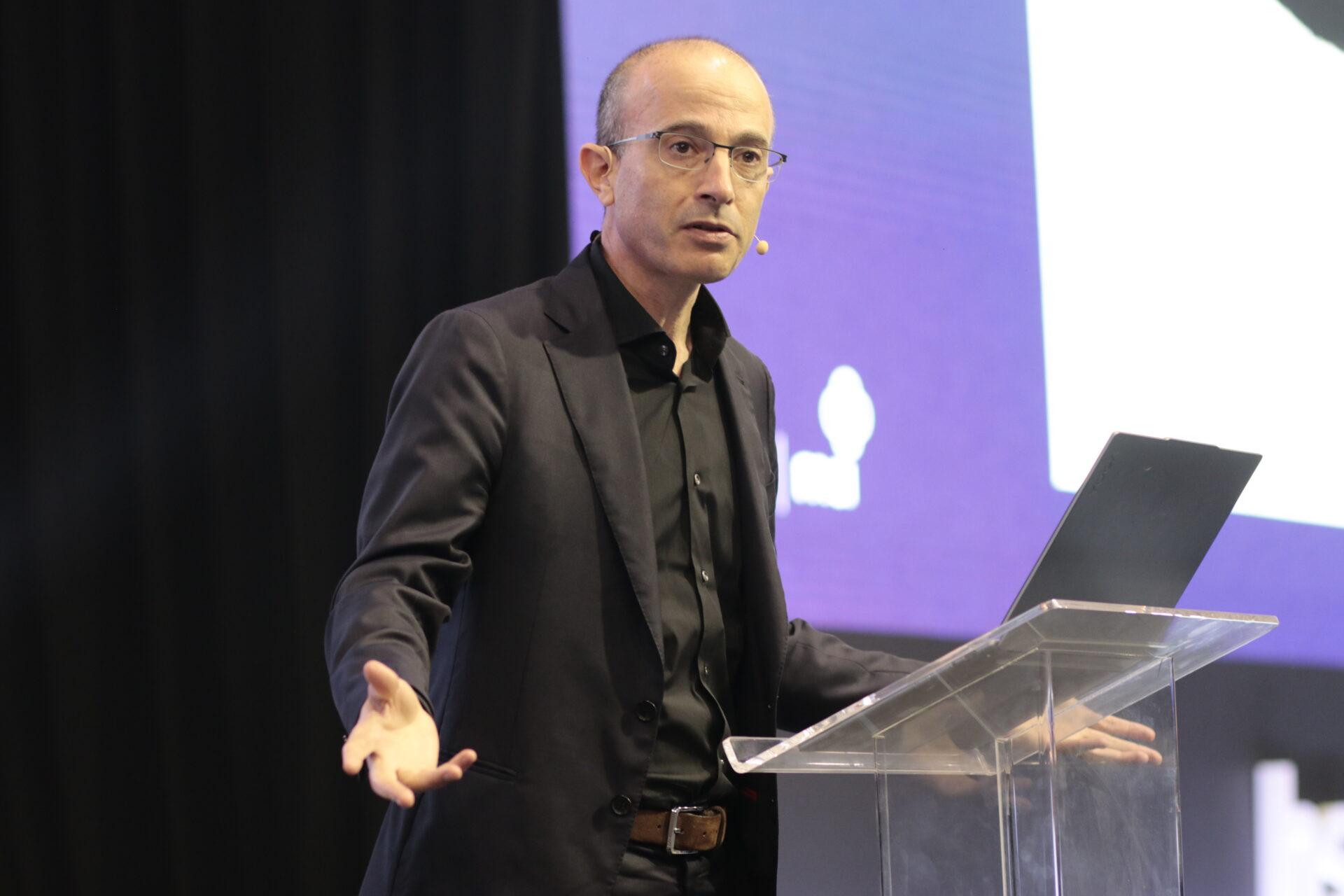 “Futuro tem que estar nas mãos dos humanos; não da IA”, diz Harari