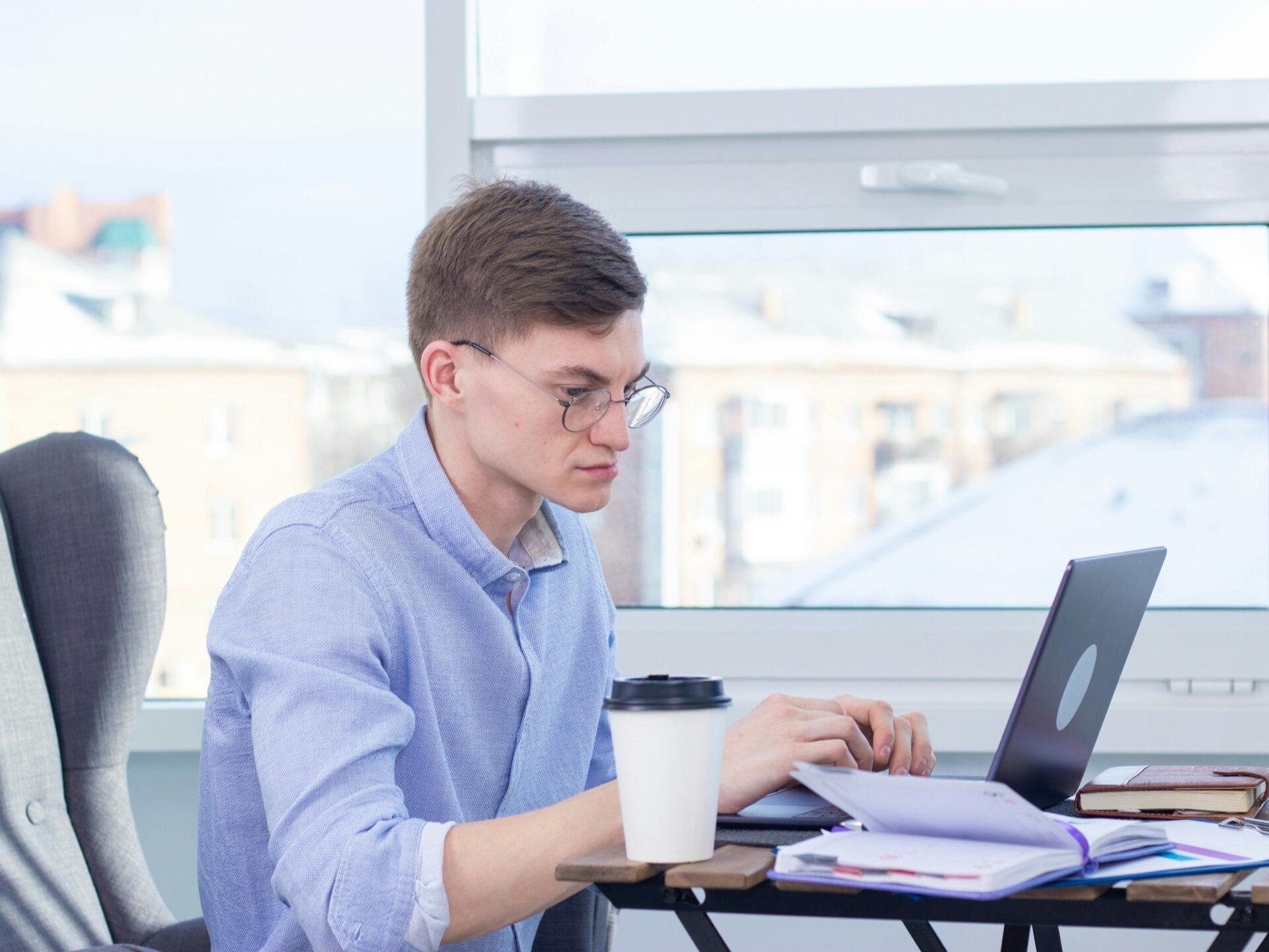 Se você nunca para para revisar escolhas, a carreira escolhe por você