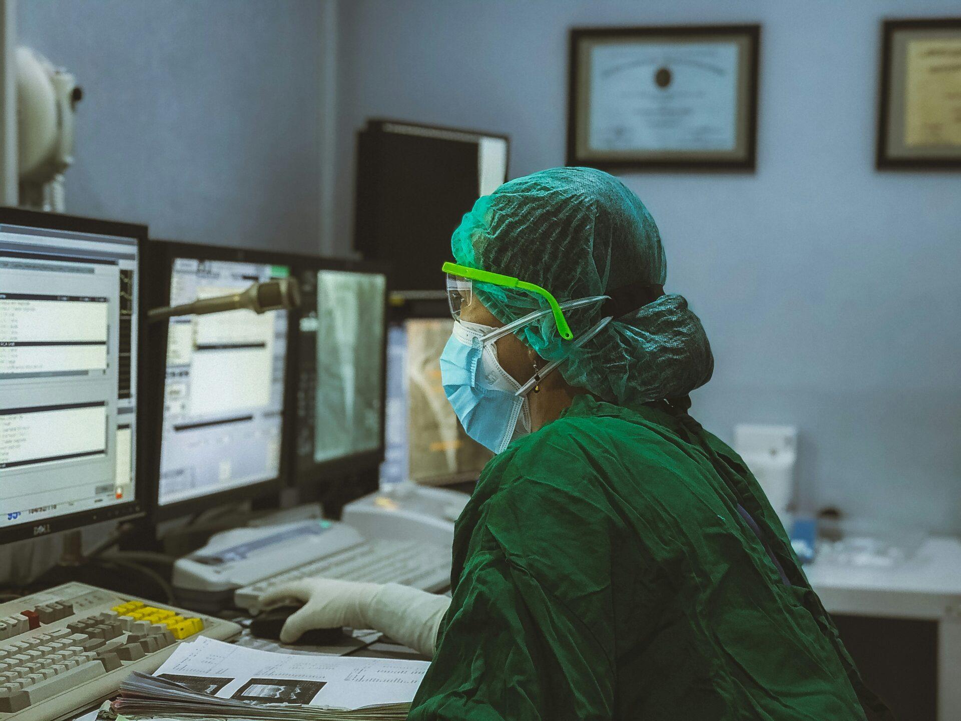 Economia da Exaustão e Governança da Saúde: Como Burnout, Sobrecarga Digital e Escassez de Médicos Estão Redesenhando a Gestão Estratégica do Setor