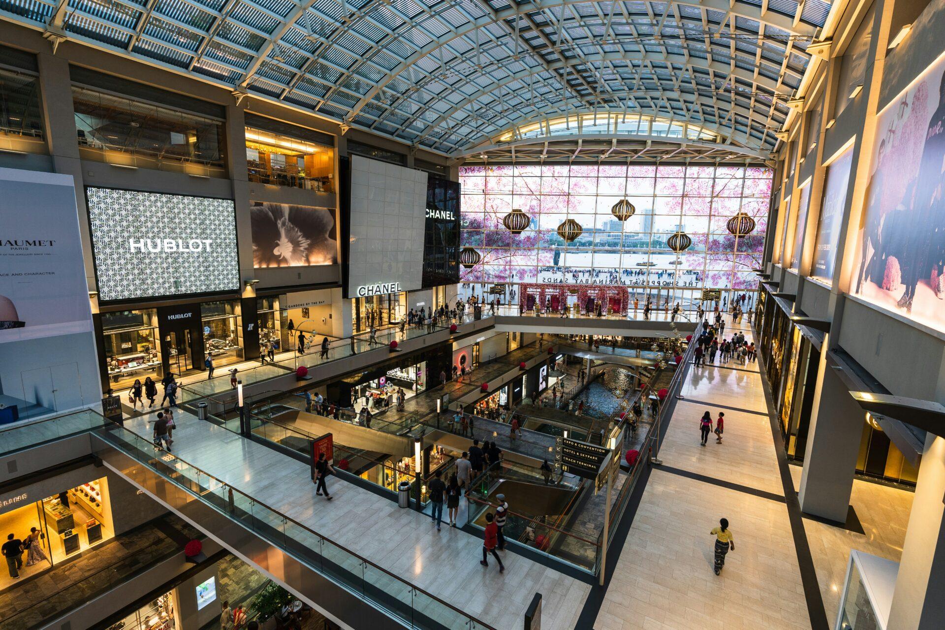 Shoppings e Governança: Por que alguns lotam enquanto outros esvaziam? A nova economia da experiência, da inteligência artificial e do consumo no Brasil