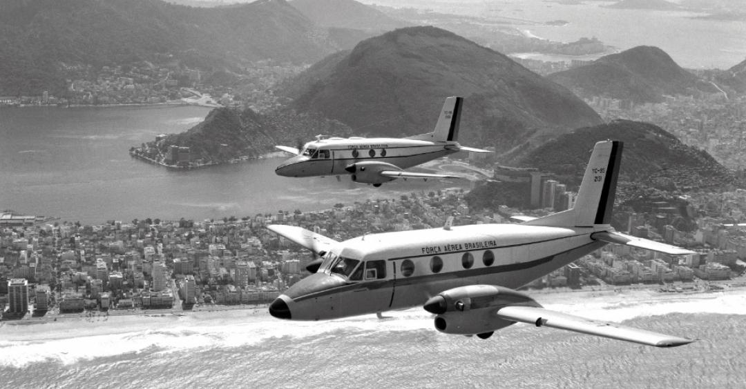 Militares brasileiros construíram um avião, mas ninguém deu bola. Até que um vendaval mudou a história...
