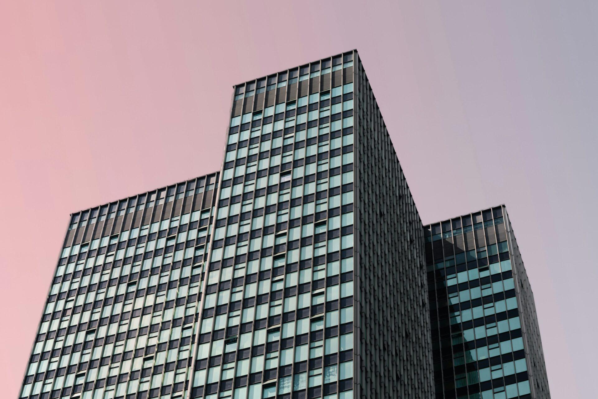 O Prédio que Aprendeu a Escutar: contabilidade, memória institucional e a arquitetura humana da burocracia financeira