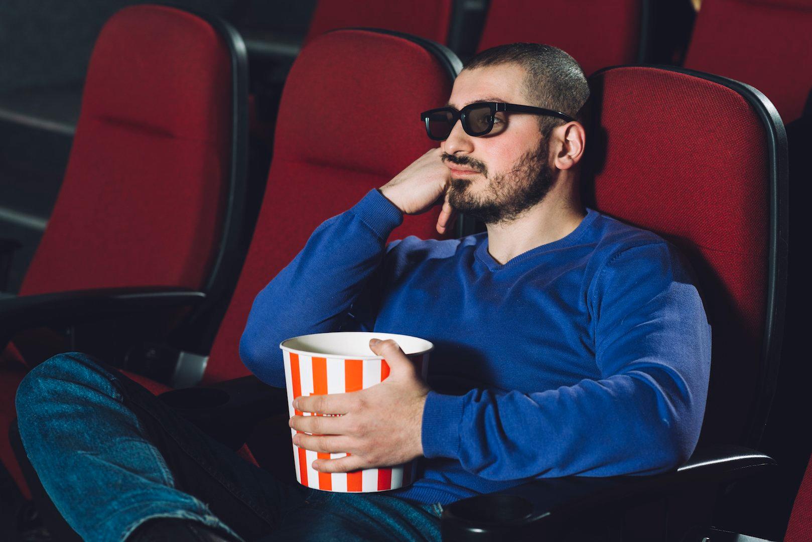 O que fazer quando dá m*rda?: a lição do cinema que fechou com clientes dentro