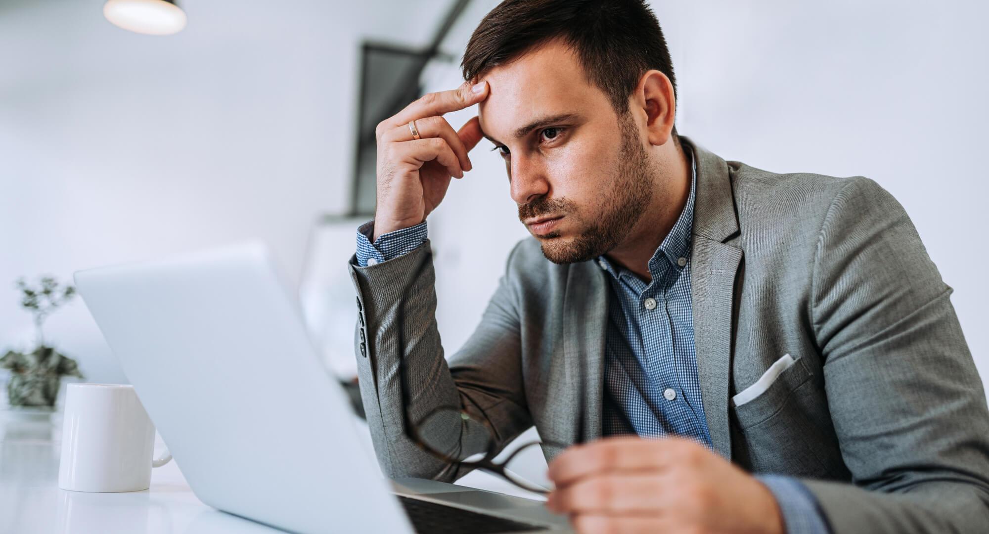 O medo de ser substituído pela IA está mudando seu trabalho?