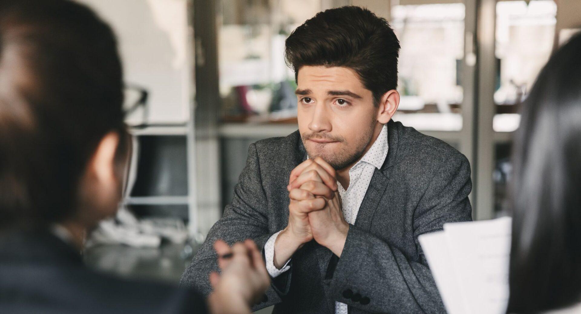 Por que funcionários não confiam mais em seus líderes, segundo psicólogo