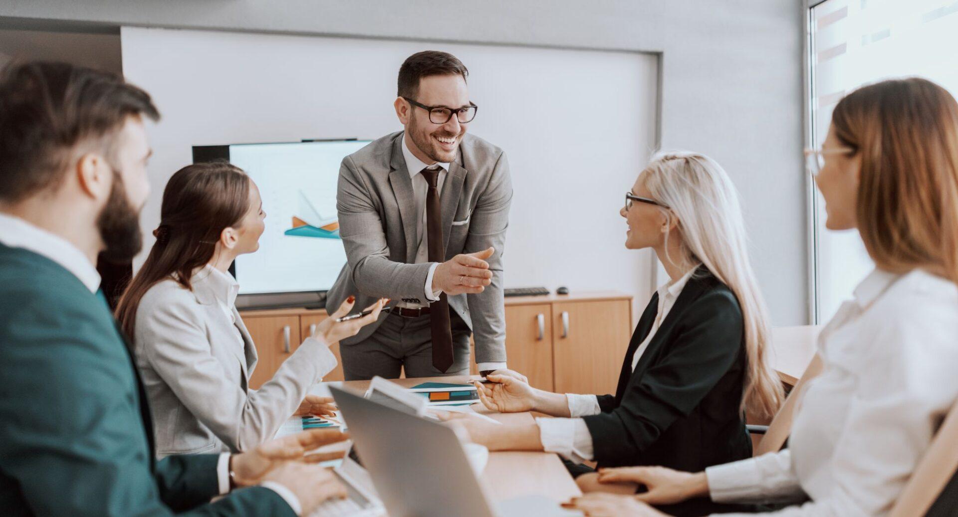 Por que grandes líderes repetem as mesmas mensagens — e por que isso funciona