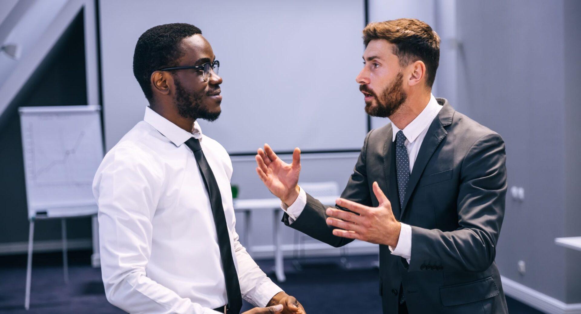 Por que líderes eficazes não evitam conversas difíceis