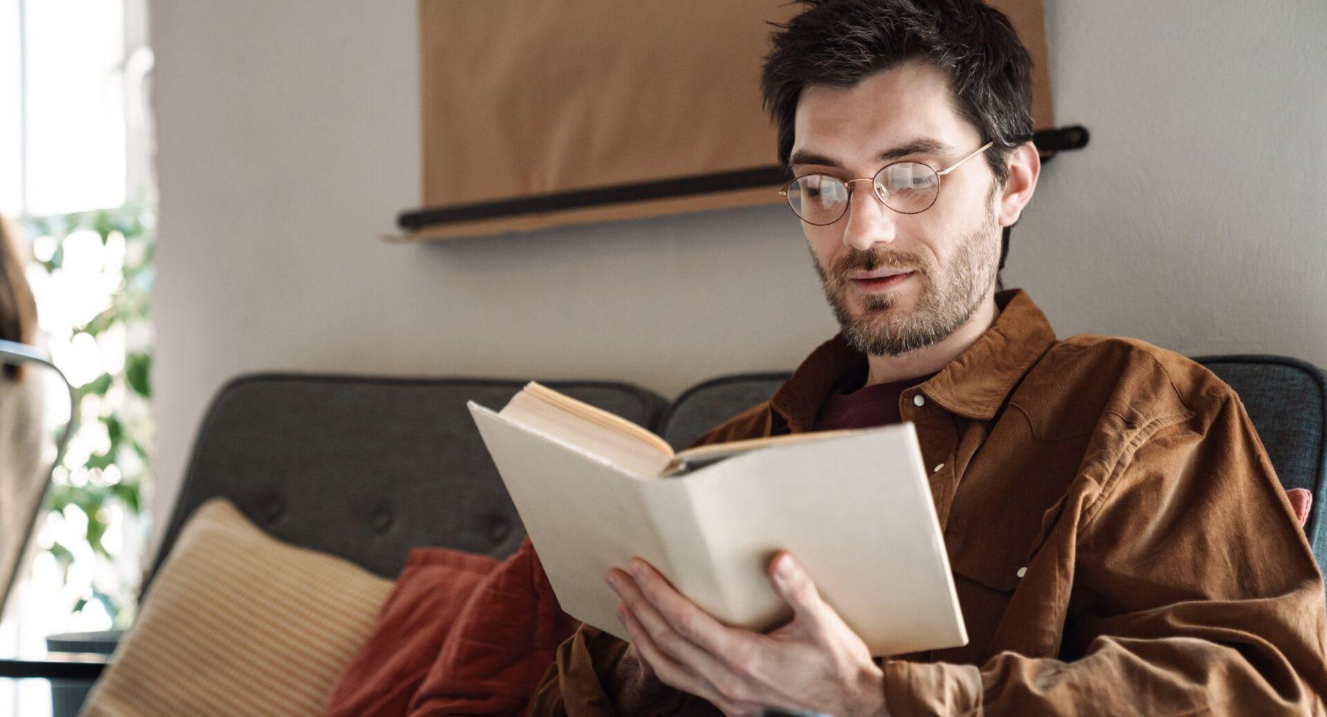 4 livros para ler se você quiser entender como o dinheiro realmente funciona, de acordo com economistas de Harvard