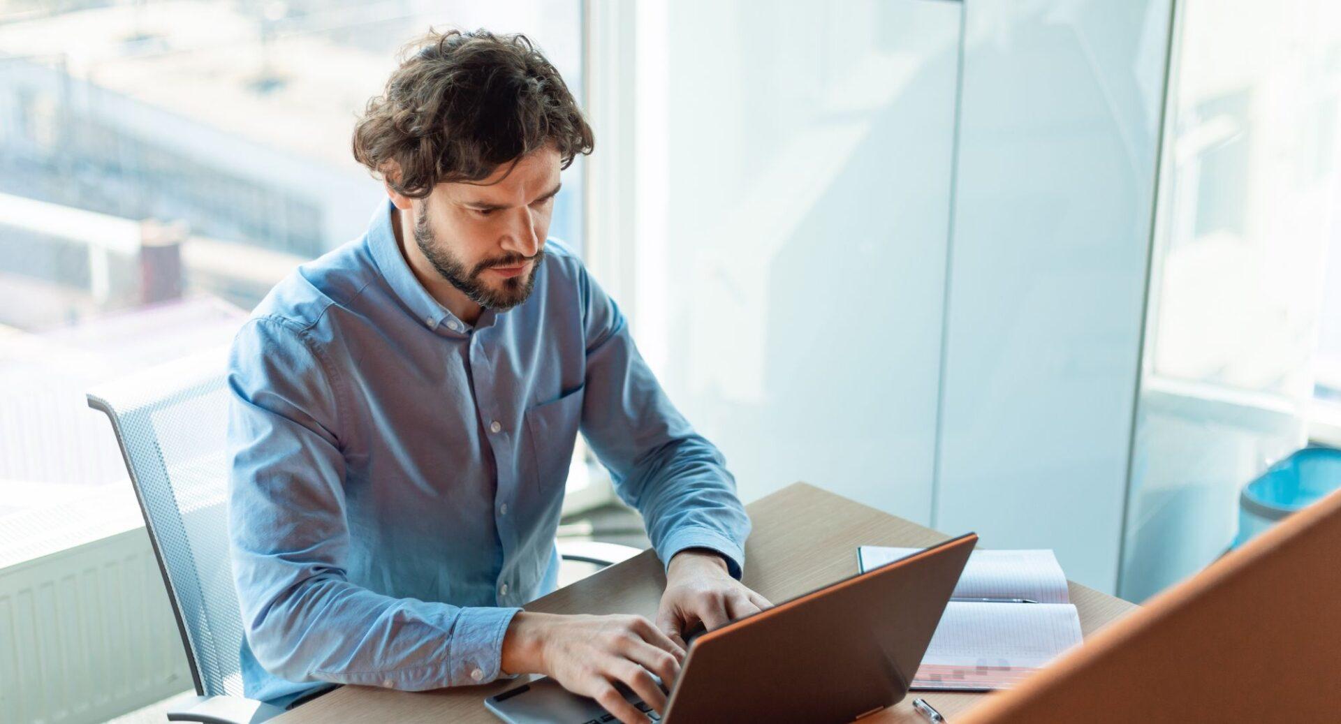 O que diferencia líderes que inspiram de líderes que apenas cobram