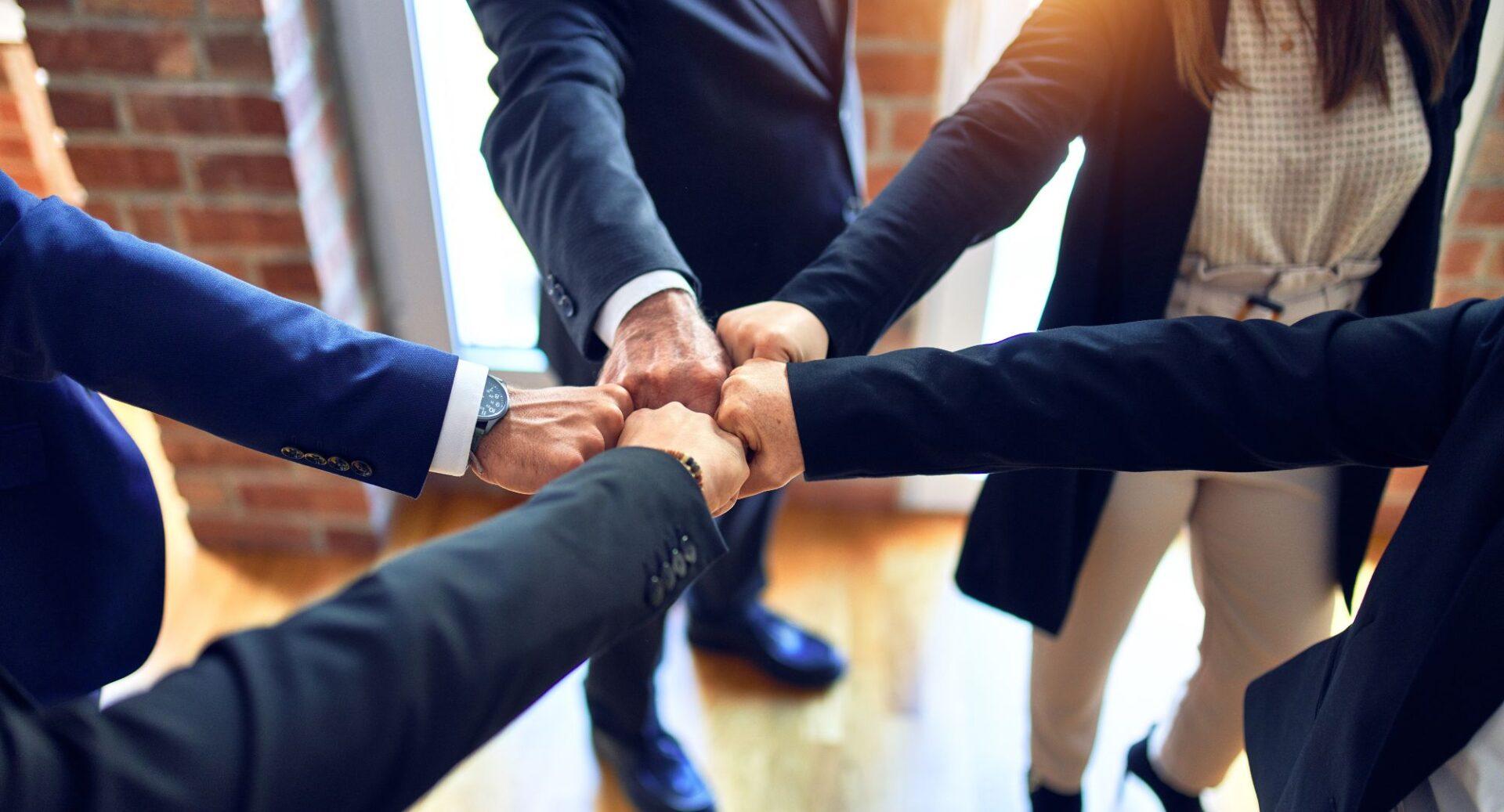 O poder de pedir ajuda: por que admitir que precisa dos outros é um sinal de força, não de fraqueza