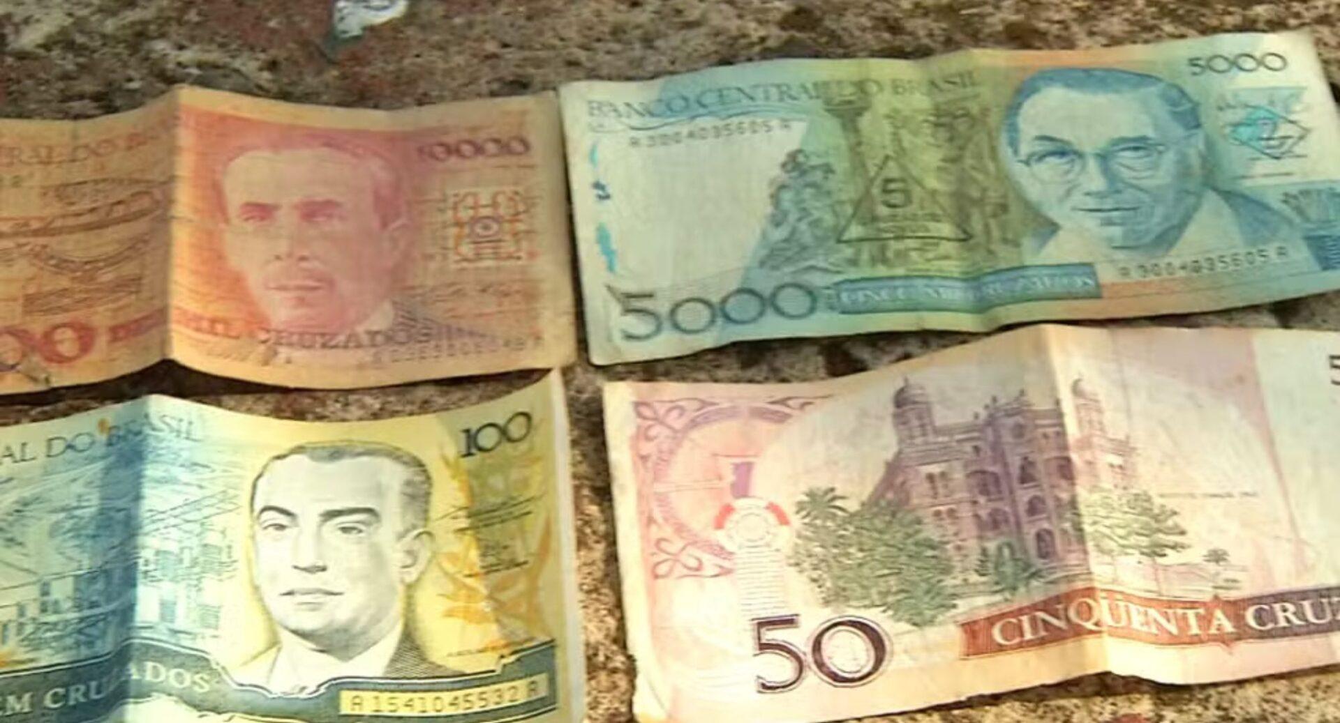 Família encontra herança “milionária” e descobre que dinheiro não vale mais nada: pai guardou fortuna em moedas físicas que não existem mais