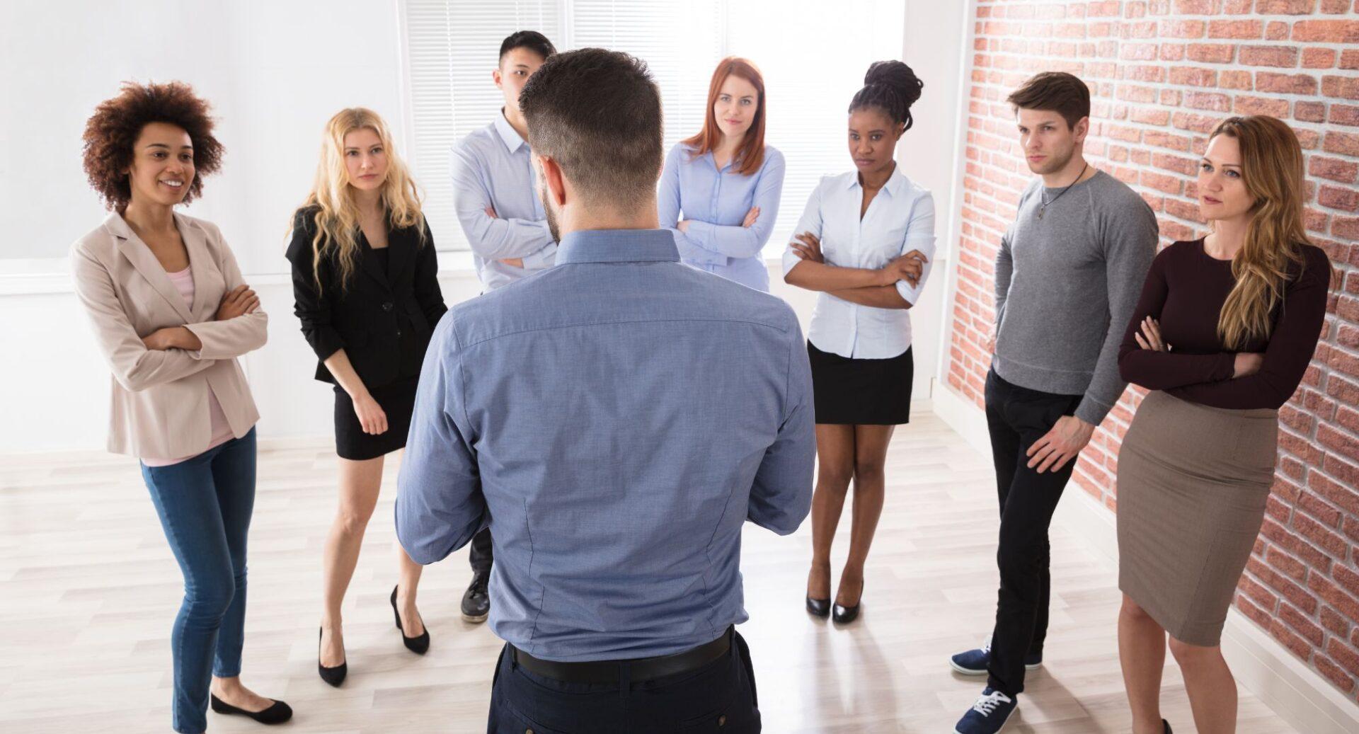 Como usar figuras de linguagem para se conectar com os seus funcionários