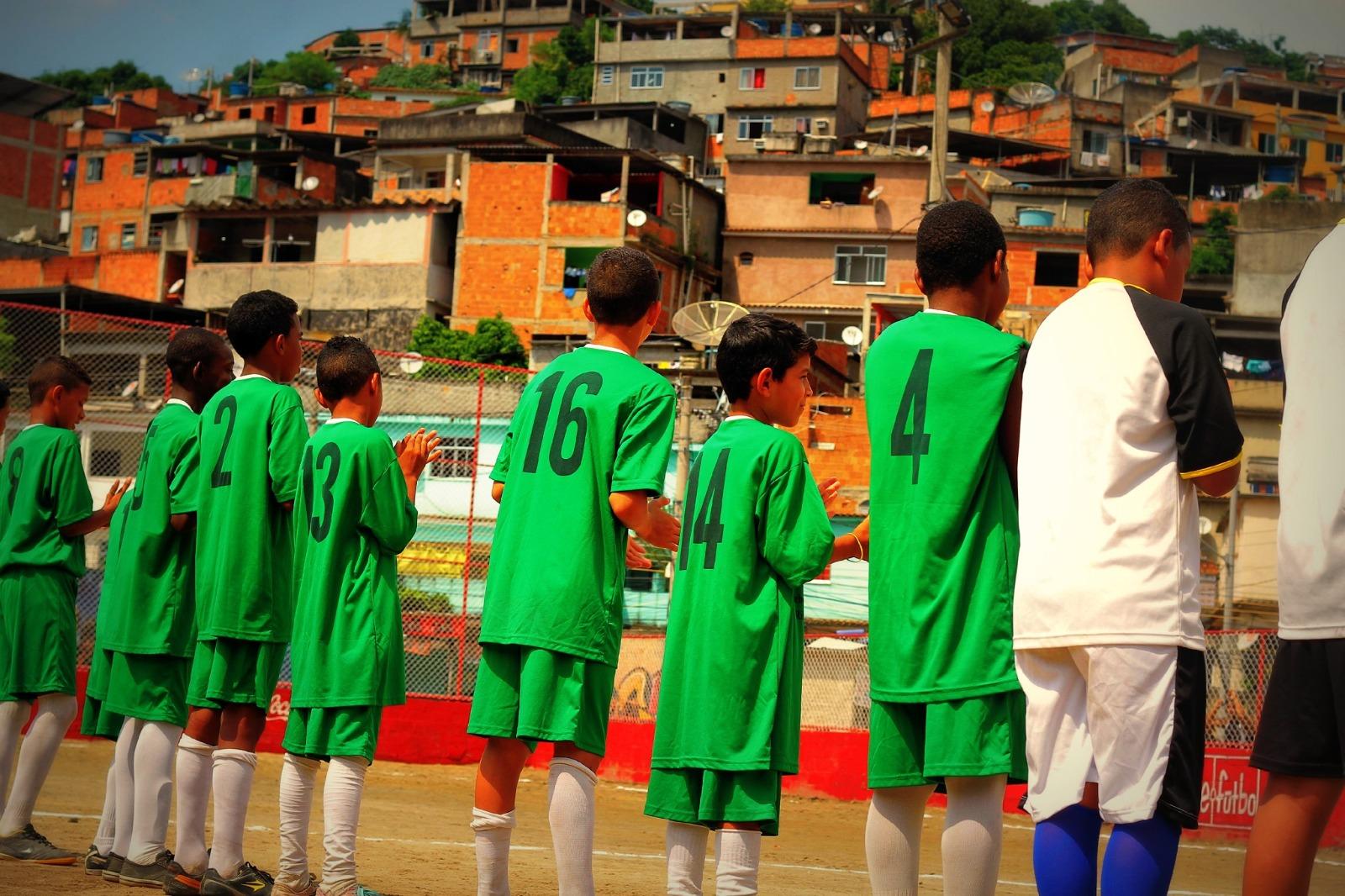Como a iniciativa Love.fútbol tem transformado comunidades simplesmente construindo quadras esportivas
