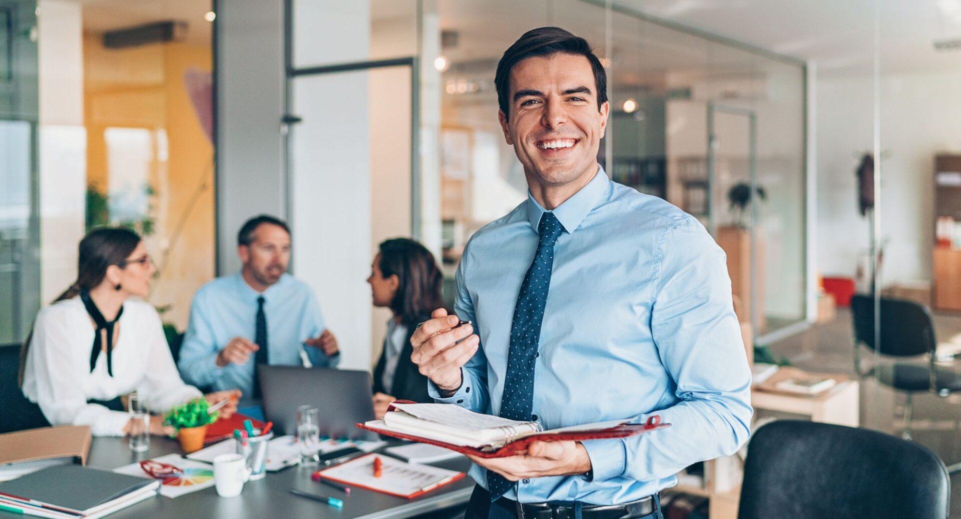 Liderança que decide com dados: o que separa gestores operacionais de gestores estratégicos