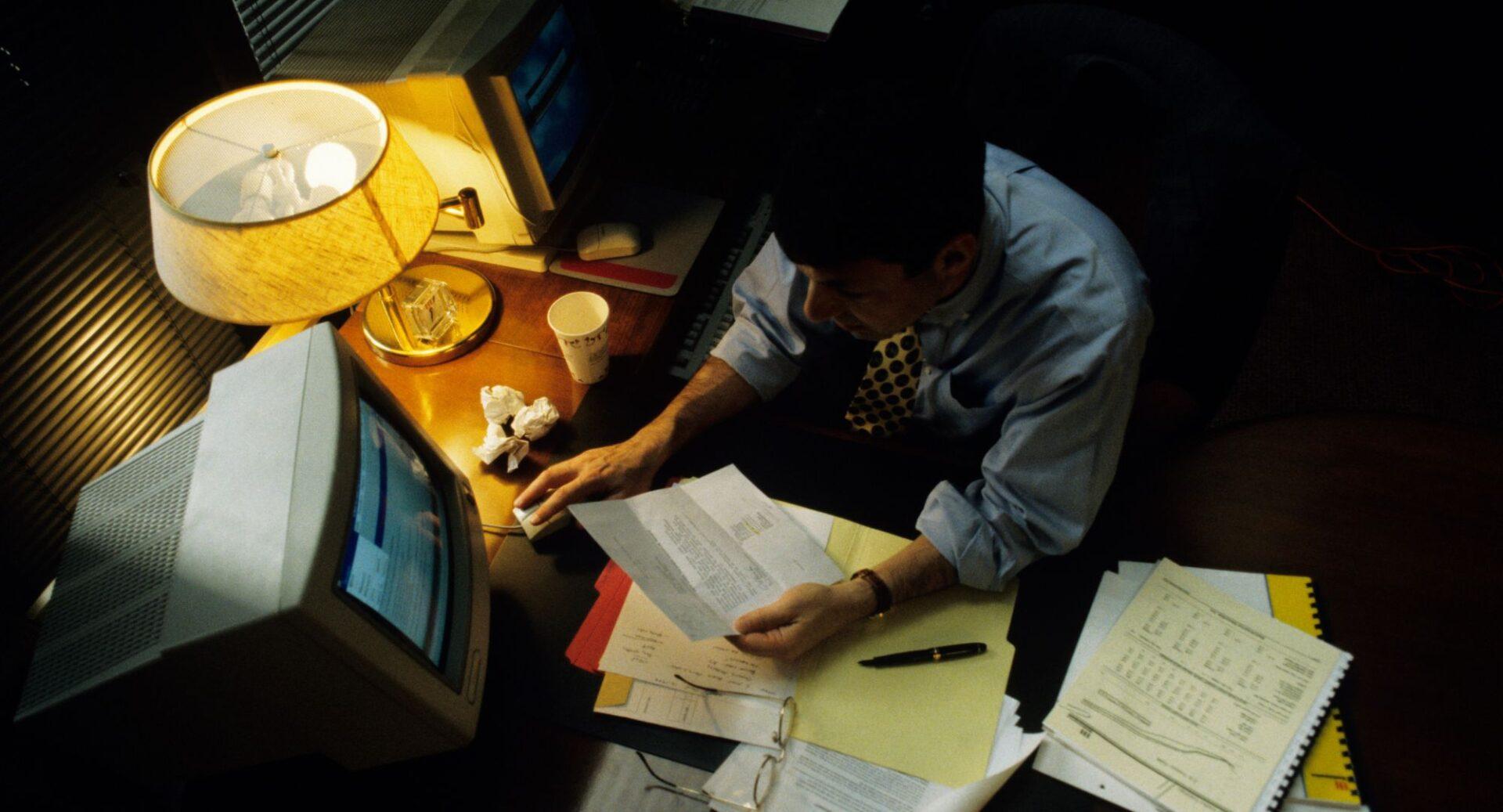 Seu salário aumentou e, mesmo assim, você se sente mais pobre no trabalho? Há uma explicação para isso