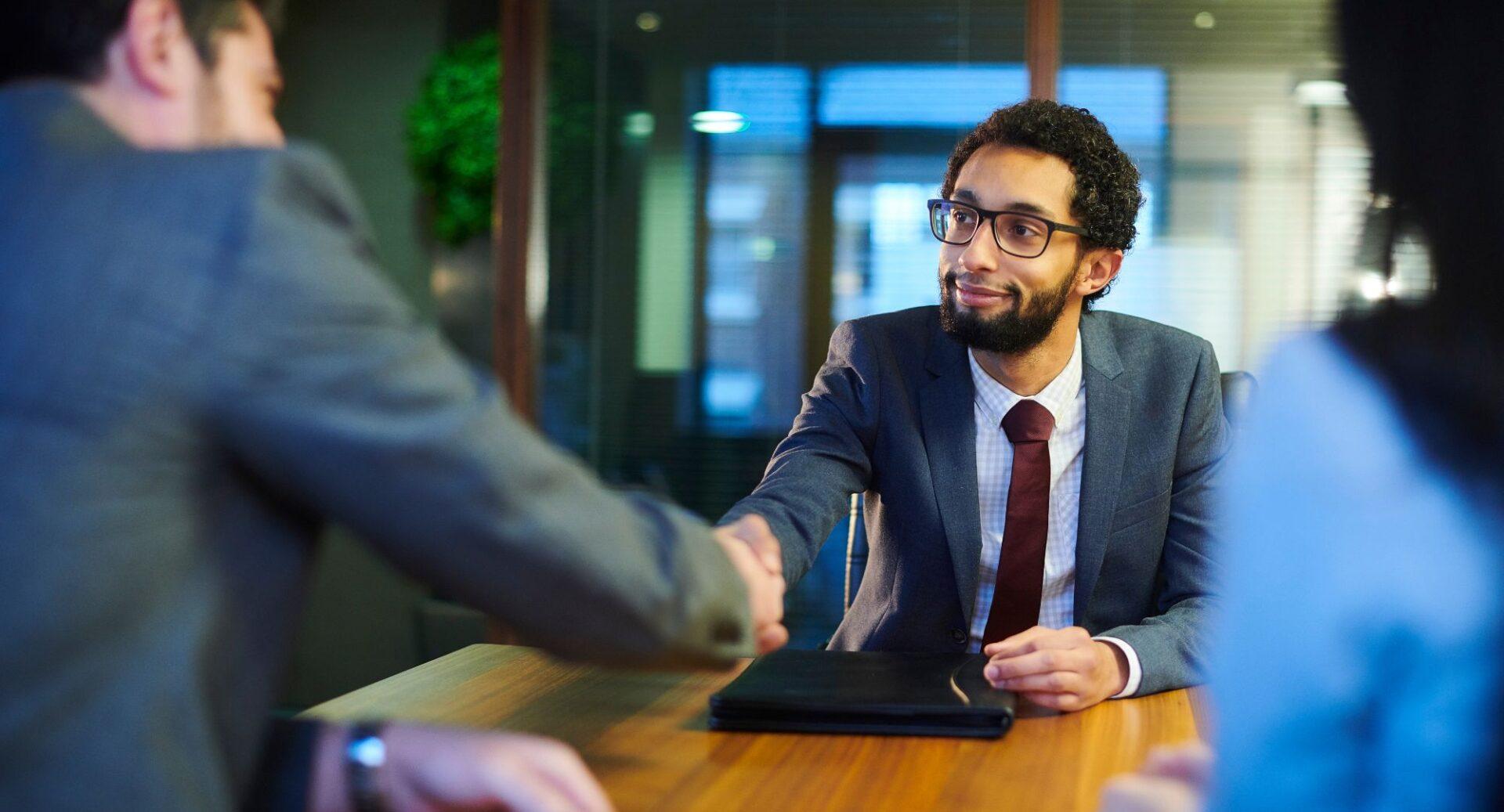 Quanto mais tempo você fica em um emprego, mais difícil parece sair dele