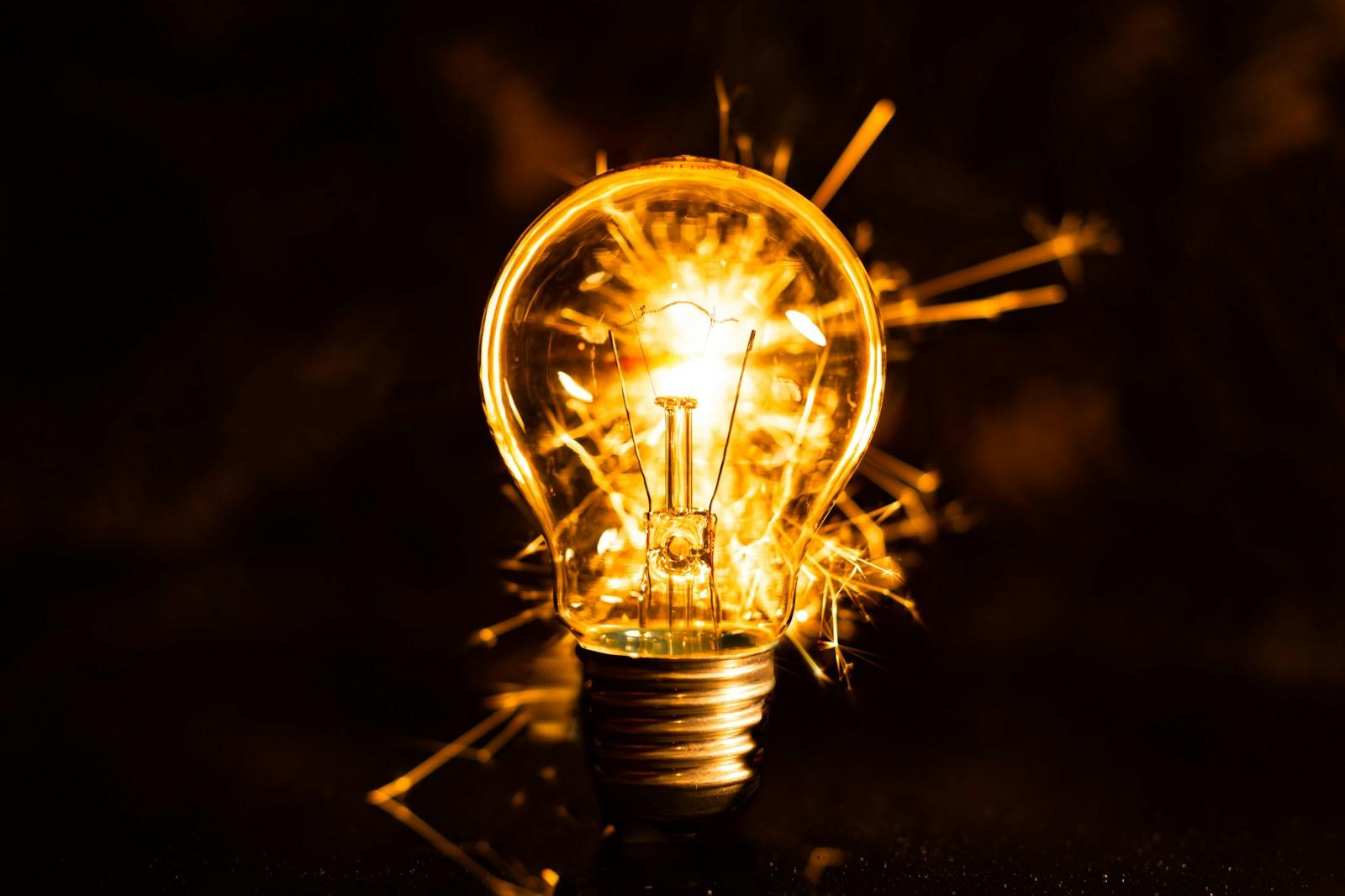 Você não precisa ter uma ideia brilhante para se destacar no trabalho. Precisa melhorar as ideias que já existem