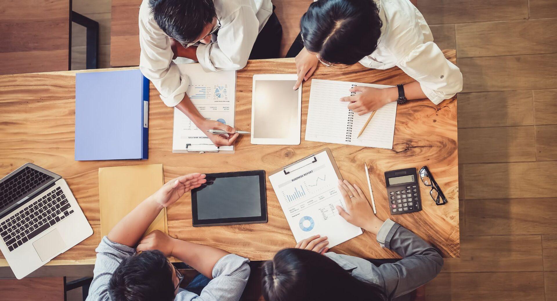 Como reduzir o retrabalho quando projetos, clientes e vendas estão espalhados